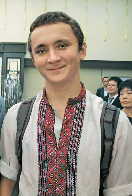 В далекій Японії Артем Качановський з гордістю одягнув  вишиванку. Фото надане автором